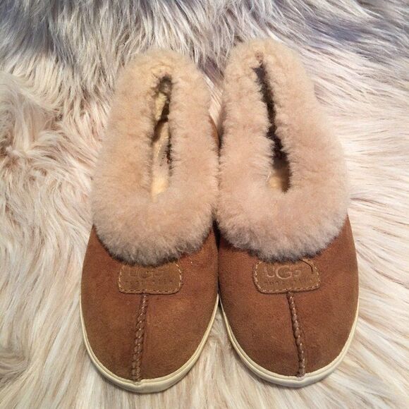 Ugg slippers SIZE 4  - Picture 1 of 3